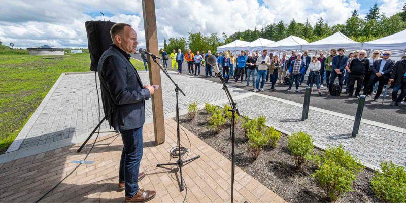 VELKOMMEN: Daglig leder Sjur Tveite ønsket rundt 120 inviterte og VAnnfestivalen-deltakere til offisiell åpning av Nasjonalt senter for vanninfrastruktur.