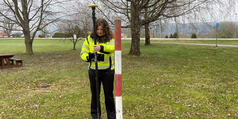 Trainee-Vann Vilde Bårdsen Hustoft i praktisk arbeid i Holmestrand kommune. Foto: Privat.
