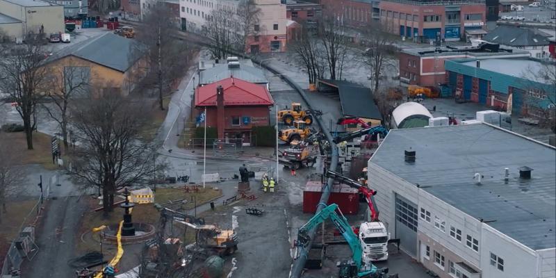 For å forebygge bøyeskader på fjernvarmerøret under inntrekking, bygge de en solid høyde. Den lå i bakkanten av innføringsgropen, og har flere støttepunkter.