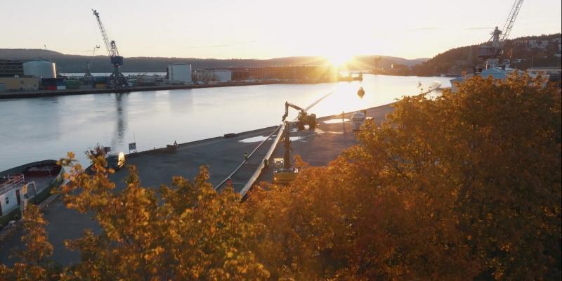Det så idyllisk ut da solen steg over Drammen og ny-trukne fjernvarmerør. Underveis i trekkingen var prosjektet preget av alt annet enn idyll! Foto: Asplan Viak.