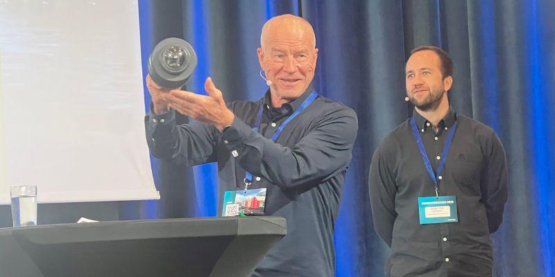 Eirik Næss-Ulseth fra Equanostic viser frem et sensorhode med radar, ultralyd og kamera, som både henter ut data fra rørinspeksjon i sanntid og leverer kunnskap om innsiden av ledningsnettet, men også om materialet i ledningsveggene, samt eventuelle steiner eller andre forhold på utsiden av rørveggene. Til høyre for ham Brage Otto Ormann, som er ingeniør i Oslo kommune VAV.