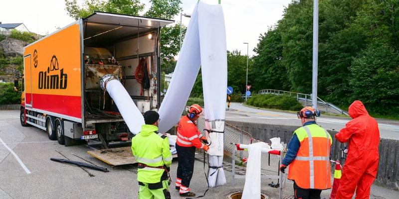 - Så langt har vi lagt rundt 12 - 13 kilometer med strømpe, og brukt 40 millioner kroner. Det kan høres mye ut, men vi hadde ikke fått til dette hvis vi skulle gravd opp alt. Det hadde ikke vært økonomisk forsvarlig, og det ville ført til stengte veier i flere uker, om ikke måneder. Det beskriver leder for vann og avløp i Askøy, Anton Bøe i denne artikkelen.
