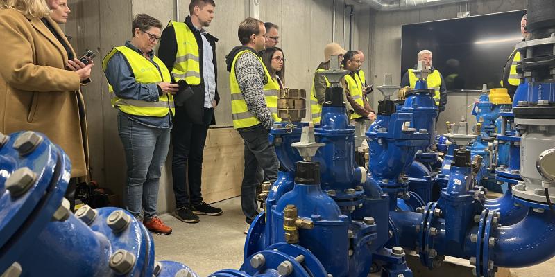 Kulverten rommer et bredt spekter av installasjoner, typisk for innholdet i norske kommuners VA-nett. Tilsvarende utstilling kan etableres i samspill med NoDig-aktører.