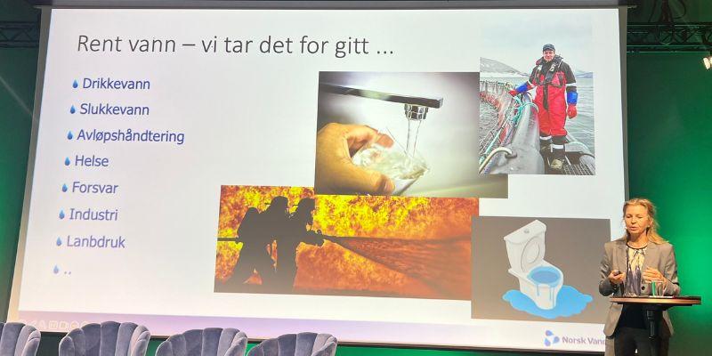 Trygg tilgang til vann er en avgjørende samfunnsfunksjon. Bilde fra foredraget til direktøren i Norsk Vann, Ragnhild Aalstad, under Norsk Vanns årskonferanse i Bodø 2024. Nå har organisasjonen levert ny rapport med ferske kostnadstall.