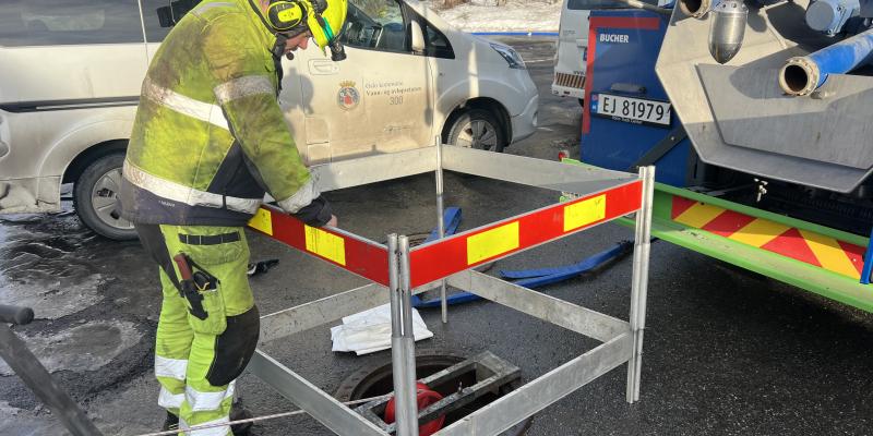 Bortsett fra at installasjonen er forsilfri, og i all hovedsak støyfri, er dette en ordinær installasjon av glassfiberstrømpe i rør.