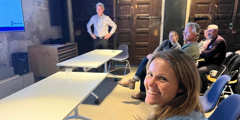 I forgrunnen Borghild Folkedal fra Asplan Viak med kursansvarlig Espen Killingmo fra Sweco i bakgrunnen under introkurset i NoDig-metoder i Oslo høsten 2024.