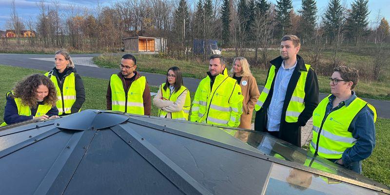 Arkivfoto fra deltakere på Innovasjonskonferansen vann i regi av Tekna besøkte Vannsenteret oktober 2024. Faglig utvikling, bedre utnyttelse av ressurser og økt sikkerhet er blant målene for Vannsenteret. I dette ligger muligheter også for NoDig-aktører, beskriver daglig leder Sjur Tveite i artikkelen.