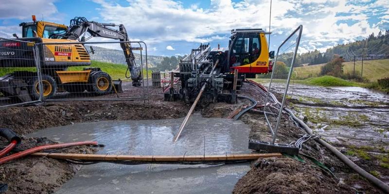 Mye av den 10 kilometer lange traseen forseres med styrt boring. Dels på grunn av vanskelige grunnforhold, dels for å skjerme jordbruks- og naturarealer mot inngrep. (Foto: Jørn Søderholm)