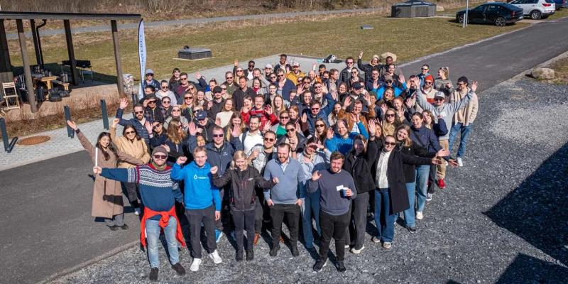 En god del av deltakerne på VA-yngres årsseminar 2025. Her i forbindelse med årsseminarets besøk på Vannsenteret. (Foto: Jørn Søderholm)