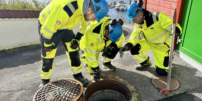 Erfaringsmessig kommer mye fremmedvann inn fra kummer som lekker. Bergen Vann har redusert den unødige, og ressurskrevende belastningen på avløpsystemet gjennom en målrettet innsats for fremmedvannsreduksjon. Foto: Trude Haugen/Bergen Vann.