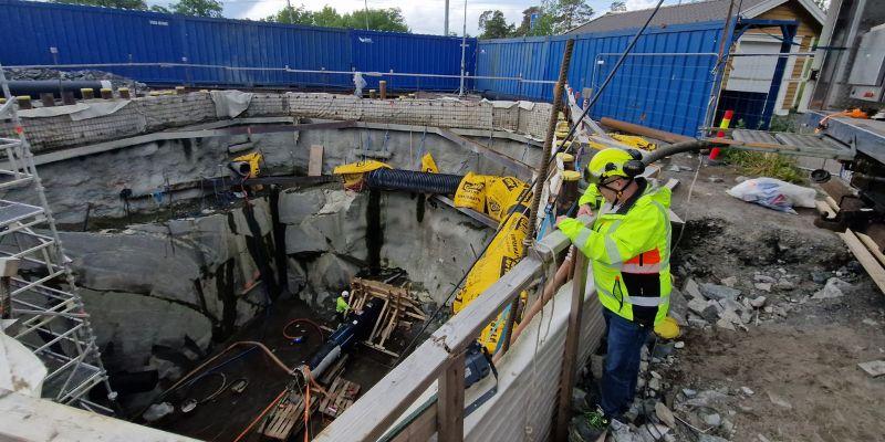 Et kinderegg for Ekeberg og Oslofjorden: Den nye overvannstunnelen, som Steg Entreprenør har etablert i tett samarbeid med Oslo VAV, går både over og under eksisterende infrastruktur, og krysser også under Østfoldbanen. I artikkelen beskriver kommunens prosjektleder, Lotte Andrea Baksaas, prosjektet.