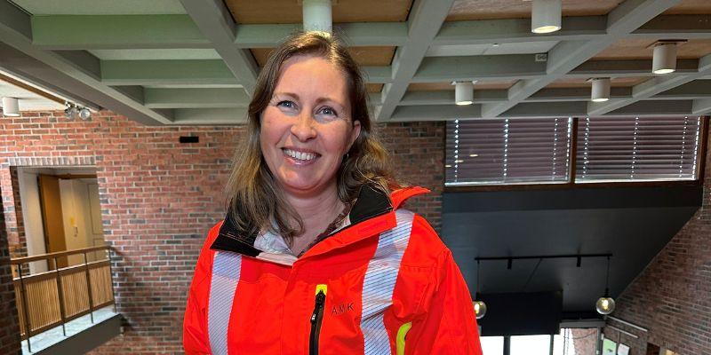 Første stopp på NoDig Tour i regi av Olimb Rørfornying, Steg Entreprenør og Kjeldaas i mai var i Arendal. Der deltok Åse Marit Kringeland fra Grimstad kommune, sammen med flere fra Arendal. Hun ønsket mer kunnskap om NoDig-metoder for selv å kunne stille spørsmål rundt valgte løsninger og vurdere muligheten for alternativer. Samlingen ga henne nyttig faglig påfyll og et inspirerende innblikk i mulighetene som finnes innen grøftefri teknologi. Foto: Privat.