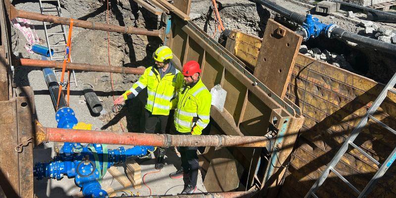 I gropen pågår arbeidet med å etablere en stedstøpt brannkum. Den nye PE-ledningen er trykket på plass. Fra v. Oslo VAVs prosjektleder, Pål Aanstad i en grop sammen med Szymon Paw, Braathen Landskaps anleggsleder.