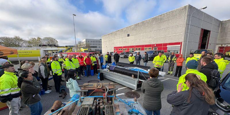 Takket være innsatsen fra Olimb Rørfornying, Steg Entreprenør og Kjeldaas har over 200 mennesker fra vannbransjen, prosjektledere, driftspersonell fra kommunale ledningsnett og rådgivere, fått mer kjennskap til mulighetene og metodene for grøftefri fornying av vannledninger. Bildet fra Stavanger, hvor over 50 personer deltok.