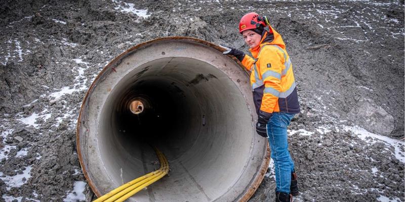 Njål Sørensen fra Olimb Anlegg ved et Ø1600 betongrør som er tunnelert gjennom søppelfylling.