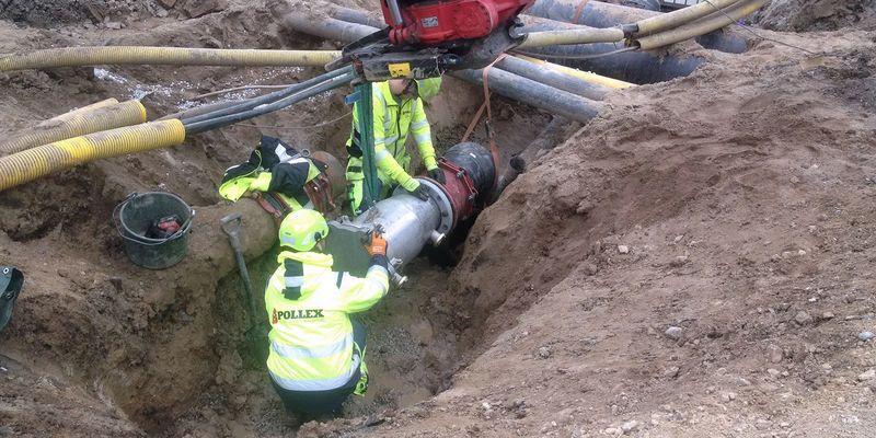 En Polly-Pig laddas i starthylsan redo att tryckas in i ledningen.   Bild: Pollex