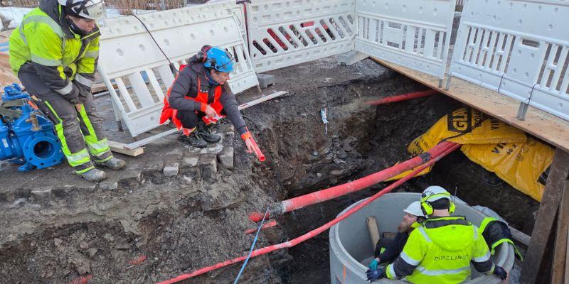 Levetidsforlengelse av vannledninger med PU-belegg er en av de få NoDig-metodene hvor en ikke engang trenger å grave opp for tilkomst til stikkledningene! – Det er egentlig nesten uhørt, men her virker det! PU-belegg tetter lekkasjehull i rørveggene, men ikke anboringene, forklarer VA-ingeniør Martina Bergh Svedahl.