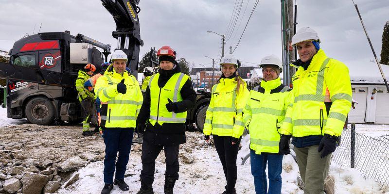 – Det var fint å bli kjent med andre kommuner og prosjektledere. Det var også inspirerende å møte foredragsholderne, som er svært kunnskapsrike. Dette var et veldig positivt kurs, med et høyt profesjonelt nivå. Jeg har anbefalt andre, også fra kommunalteknikk, å delta på kurset neste gang, forteller Homan Aryanfar, prosjektleder for vei, vann og avløp i Lørenskog kommune, etter SSTTs forrige introkurs i NoDig-metoder. Fra venstre: Homan Aryanfar – prosjektleder, Kai Henning Holm – byggeleder, Camilla Moen - assisterende prosjektleder, Lars Lystad – SHA-ansvarlig og Adis Keco - teamleder prosjekt.