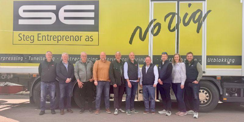 På bildet, fra venstre mot høyre: Mathias Jolgård fra Styrud Ingenjörsfirma, Nils Skretteberg fra Steg Entreprenør AS, Poul Erik Christensen fra Entreprenørfirmaet Østergaard, Lars Oddvar Aulesjord fra Aarsleff Fundamentering og boring, Johan Blomdahl og Anders Jacobsson fra Styrud Ingenjörsfirma, Søren Kjær fra Entreprenørfirmaet Østergaard, Kristian Sandum, Ellen Margrethe J. Randa og Sondre Dammen fra Steg Entreprenør. Foto: Steg.