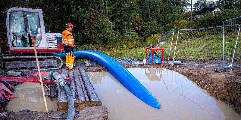 Inntrekking av PE-ledning med PP-kappe på en del av VA på langs. (Foto: Jørn Søderholm, Praktisk Talt AS)