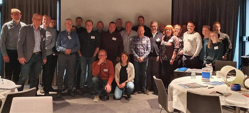 Kursdeltakere og forelesere samlet på ett brett under innføringskurset i NoDig i Tromsø.