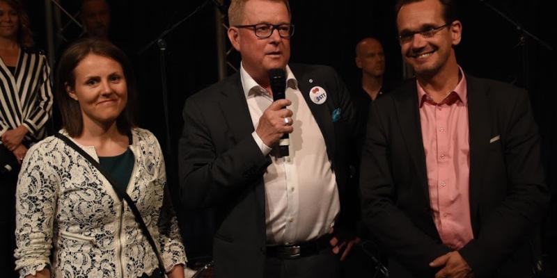 Borghild T Folkedal och Tomas Helenius, här på var sin sida om SSTT:s ordförande Mats Rostö, sammanfattar 2019 och blickar framåt. Foto Odd Borgestrand