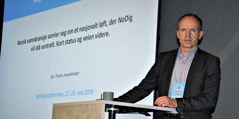 Prosjektleder Sjur Tveite var glad for at SSTT og Rørinspeksjon Norge  er med å realisere et norsk senter for vanninfrastruktur, her under presentasjonen under SSTT-konferansen i Gøteborg i dag.
