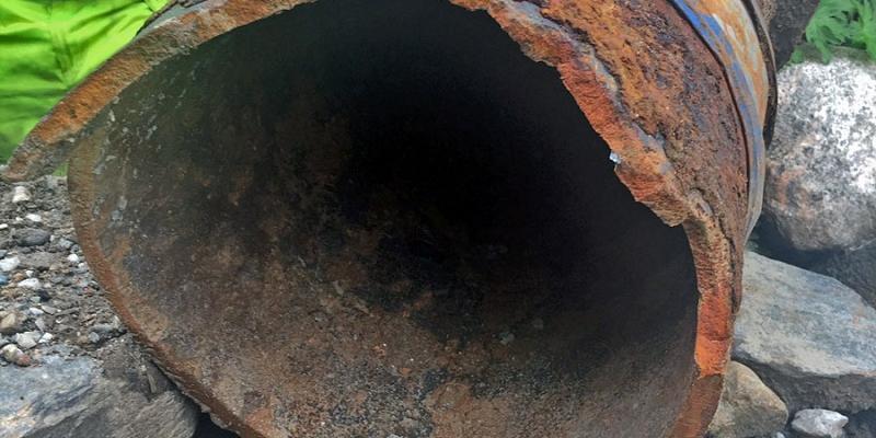 Etter mer enn 150 år i tjeneste har dette vannrøret i Nubbebakken fått en velfortjent innvendig «makeover» med rørfornying.