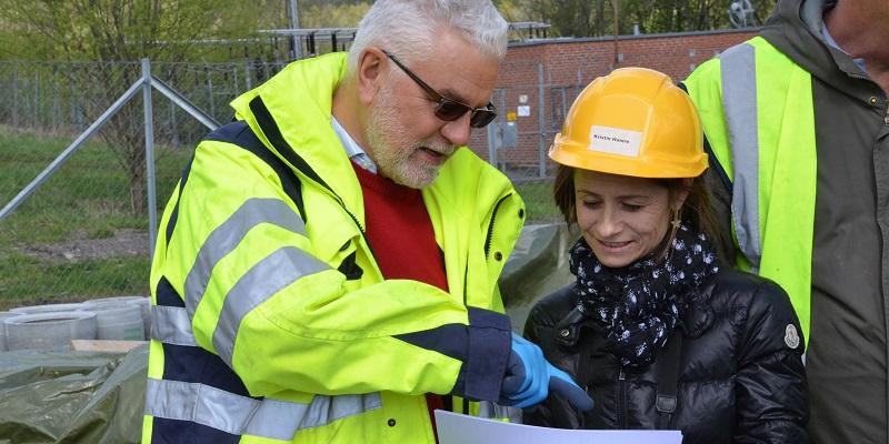 Kristin Hamre setter stor pris på å være ute på prosjekter. Her arkivfoto fra det store strømpeprosjektet til Bærum kommune, der hun var innleid konsulent.