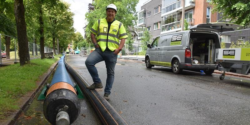 Nye vannrør og spillvannsledning klar for installering i Drammen sentrum. Anleggsleder Sondre Dammen har kontroll over framdriften.  Foto: Odd Borgestrand