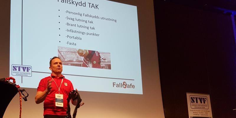 Mikael Ekman, Fallsafe, pratade om personlig skyddsutrustning vid arbete på tak eller i brunn. Foto Jan Bjerkesjö.