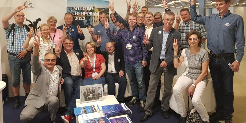 Det finska teamet vid konferensen i Florens efter att det stod klart att man får stå som värd för ISTT:s 40:e internationella konferens, som arrangeras i Helsingfors 3-5 oktober 2022.