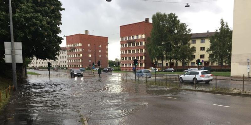 Et mer og mer vanlig syn i norske byer og tettsteder. Vannet flommer i gatene og er til hinder for trafikken. Foto: NVE