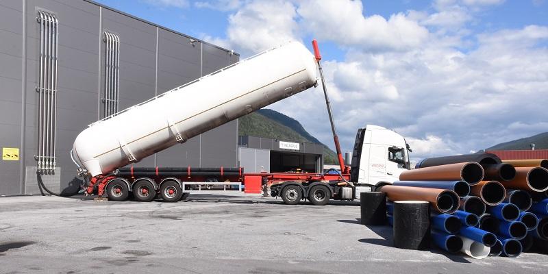 Hver dag kommer det tankbiler med pellets fra de europeiske leverandørene til de norske rørprodusentene. Her fra Hallingplast sin fabrikk i Ål i Hallingdal.
