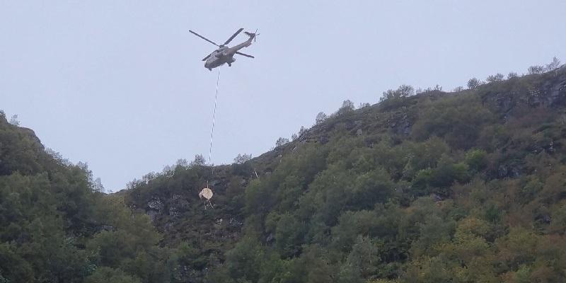Helikopter måtte benyttes til transport av kveilen med Primus Line og installasjonsutstyr på Måløy. Mannskapene kom seg opp til fots. På deler av stien var det godt å ha et tau som ekstra sikkerhet.