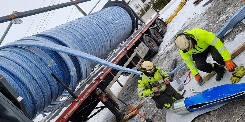 Kjeldaas- installatører klargjør Primus Line for inntrekking og ny norgesrekord i Sandefjord med 1550 meter ny vannledning i ett strekk. Foto: Sandefjord kommune