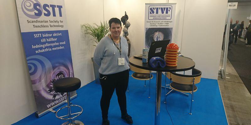 Karin Lundwall Welin från SSTT's kansli håller ställningarna i SSTT's egen monter på VA-mässan