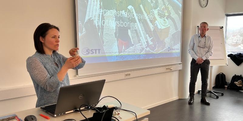 Tv. SSTTs styreleder Borghild T. Folkedal mens hun beskriver løsninger på NoDig-kurset i Sandvika i februar.